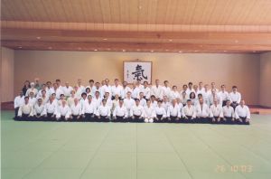 Учасники международного семинара в зале для тренировок Айкидо в Хомбу Додзё Коичи Тохея.