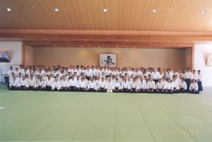 Общее фото иностранных участников и японских мастеров, прибывших из префектур Японии на последние два дня семинара 